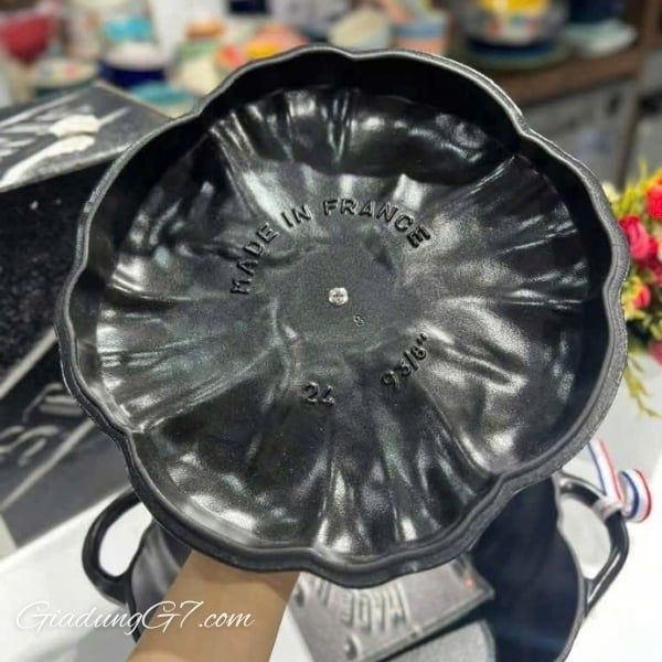 Nồi gang Staub bí ngô 24cm 3.45L - Màu xanh húng quế 1030324 - Made in France