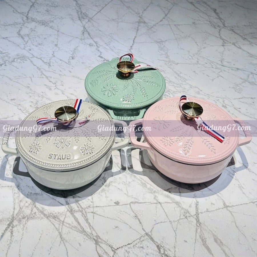 Nồi gang Staub Margaret bông lúa 16cm 1.1L Vật liệu tuân thủ các tiêu chuẩn thực phẩm của Châu Âu
