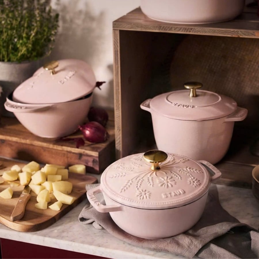 Nồi gang Staub Margaret bông lúa 16cm 1.1L Thiết kế tay cầm chắc chắn, núm lắp bằng chất liệu thép không gỉ - chịu nhiệt lên tới 250°C