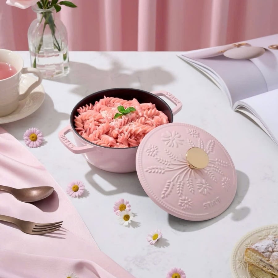 Nồi gang Staub Margaret bông lúa 16cm 1.1L màu hồng sorbet với hình vẽ như một bó hoa cúc xinh xắn