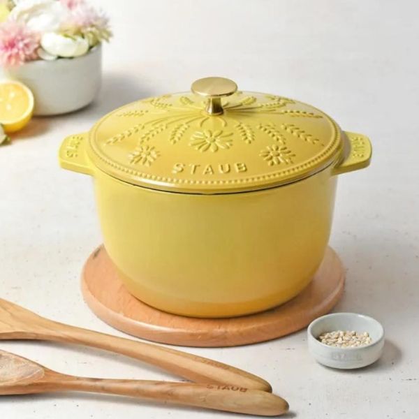 Nồi gang Staub Margaret bông lúa 20cm 3L màu vàng&nbsp;với hình vẽ như một bó hoa cúc xinh xắn và lúa mì đang phát triển khỏe mạnh đã ra mắt!
