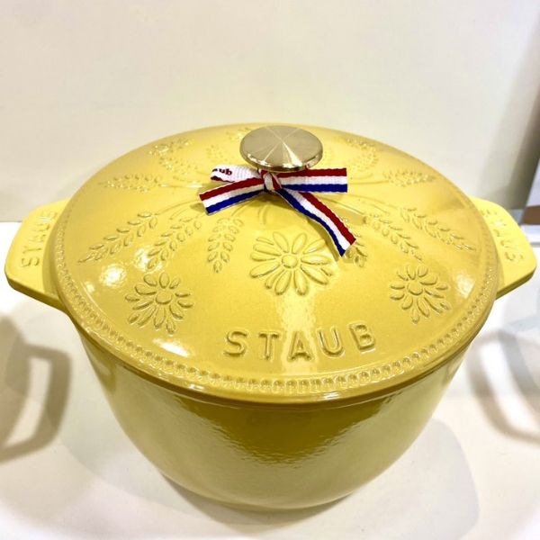 Nồi gang Staub Margaret Campagne 20cm Nắp nồi dày dặn giữ trọn hương vị, và các gờ nổi 