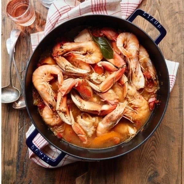 Nồi gang Staub núm cá 28cm 4.65L - Xanh Dark blue  Sản xuất tại Pháp. Nắp đậy kín, nặng, giữ ẩm tốt