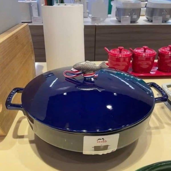 Nồi gang Staub núm cá 28cm 4.65L - Xanh Dark blue  Sản xuất tại Pháp. Nắp đậy kín, nặng, giữ ẩm tốt