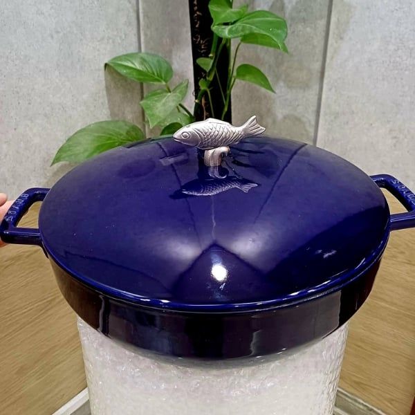 Nồi gang Staub núm cá 28cm 4.65L - Xanh Dark blue  Sản xuất tại Pháp. Nắp đậy kín, nặng, giữ ẩm tốt
