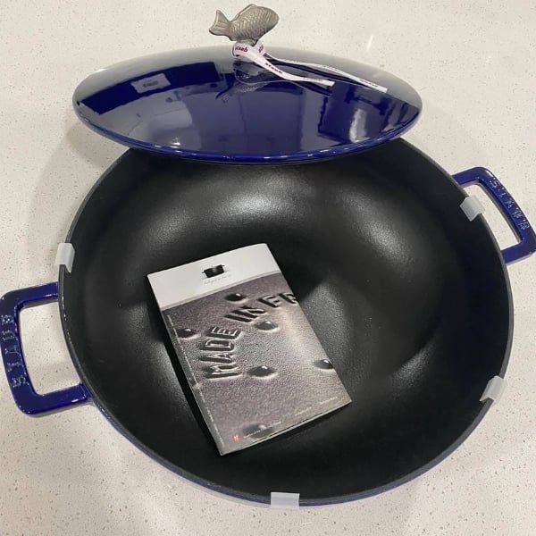 Nồi gang Staub núm cá 28cm 4.65L - Xanh Dark blue  Sản xuất tại Pháp. Nắp đậy kín, nặng, giữ ẩm tốt