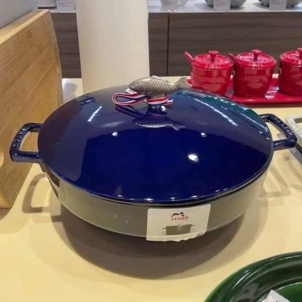 Nồi gang Staub núm cá 28cm 4.65L - Xanh Dark blue  Sản xuất tại Pháp. Nắp đậy kín, nặng, giữ ẩm tốt