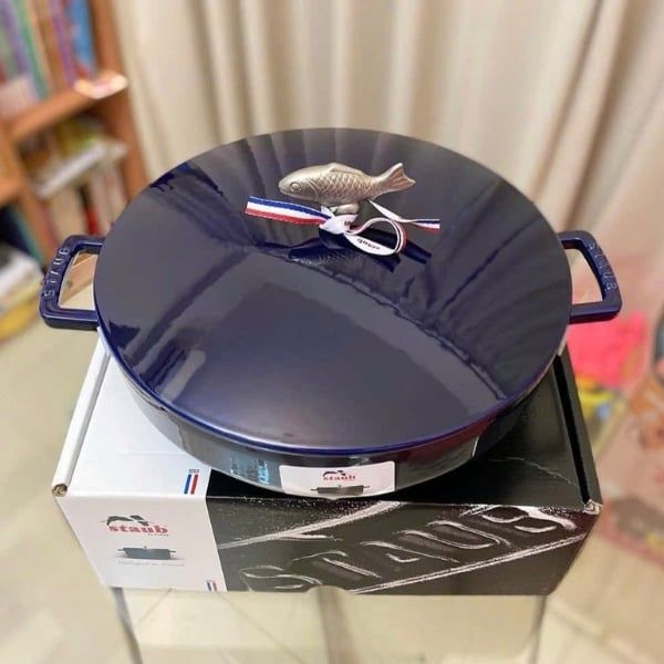 Nồi gang Staub núm cá 28cm 4.65L - Xanh Dark blue  Sản xuất tại Pháp. Nắp đậy kín, nặng, giữ ẩm tốt