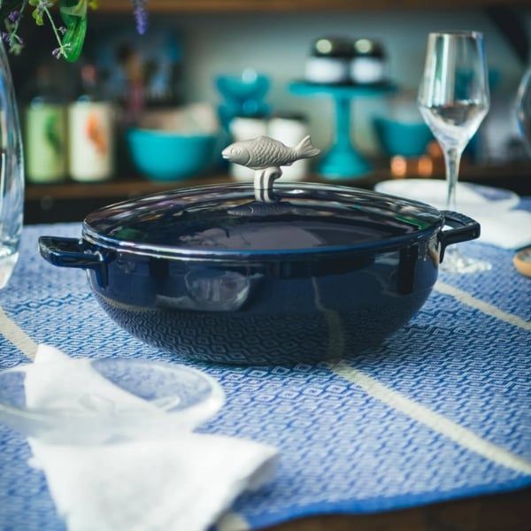 Nồi gang Staub núm cá 28cm 4.65L - Xanh Dark blue  Sản xuất tại Pháp. Nắp đậy kín, nặng, giữ ẩm tốt