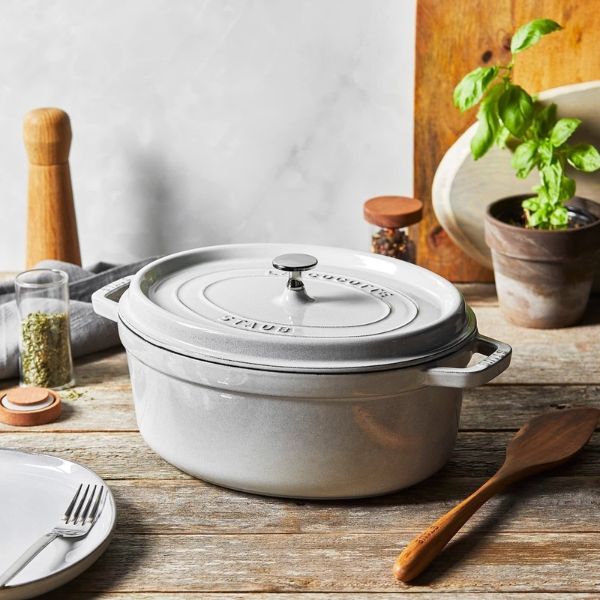 Nồi gang Staub Oval Cocotte 23cm&nbsp; Thích hợp để áp chảo và hầm chậm các món thịt nướng và gà nguyên con.