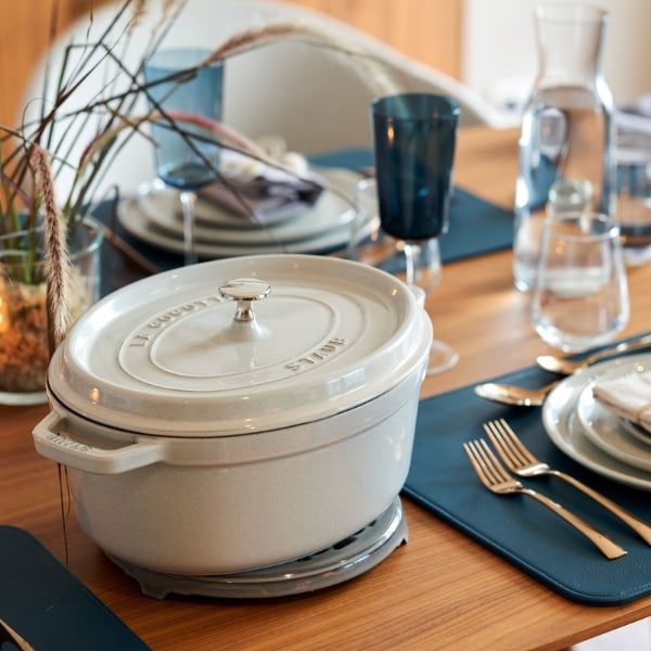 Nồi gang Staub Oval Cocotte 23cm Được tráng men, đảm bảo kết quả hầm ngon