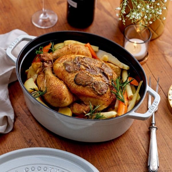 Nồi gang Staub Oval Cocotte 23cm&nbsp; Thích hợp để áp chảo và hầm chậm các món thịt nướng và gà nguyên con.