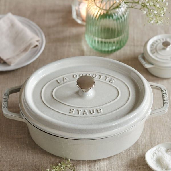 Nồi gang Staub Oval Cocotte 23cm Được tráng men, đảm bảo kết quả hầm ngon