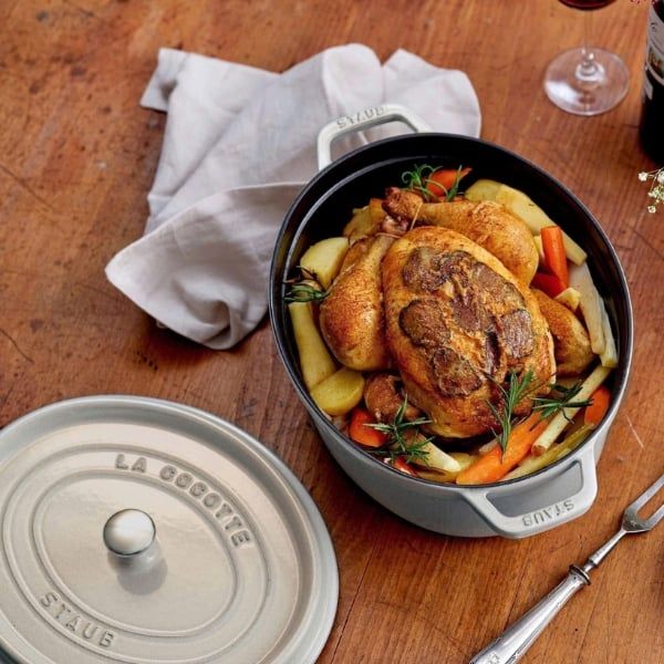 Nồi gang Staub Oval Cocotte 23cm Được tráng men, đảm bảo kết quả hầm ngon