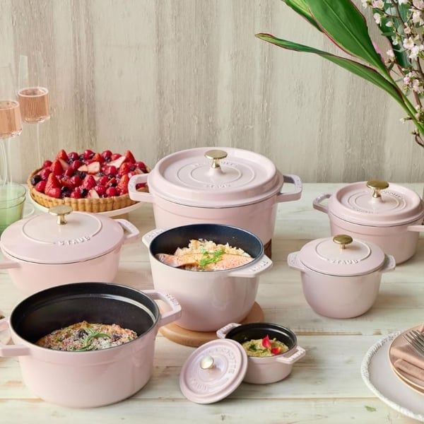 Nồi gang Staub Sorbet 22cm 2.6L lý tưởng cho các món chiên xào, tươi ngon, vàng ruộm