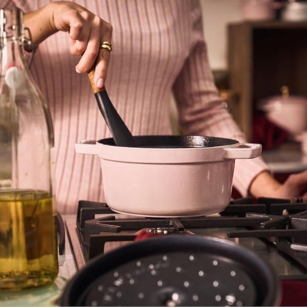 Nồi gang Staub&nbsp;tuyệt vời nhất cho các món ninh hầm, nhờ giữ nhiệt và giữ ẩm rất tốt.