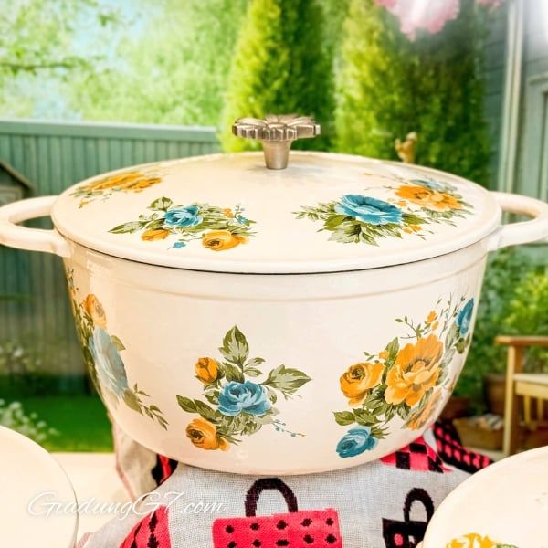 Nồi gang tráng men Pioneer Woman Rose Shadow 21cm/ 25cm Kết cấu bền bỉ