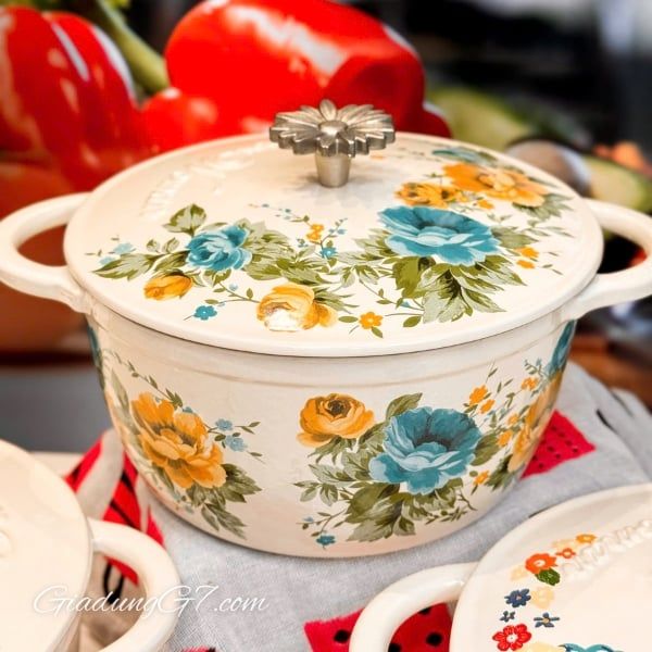 Nồi gang tráng men Pioneer Woman Rose Shadow 21cm/ 25cm thiết kế cổ điển và hoa văn quyến rũ