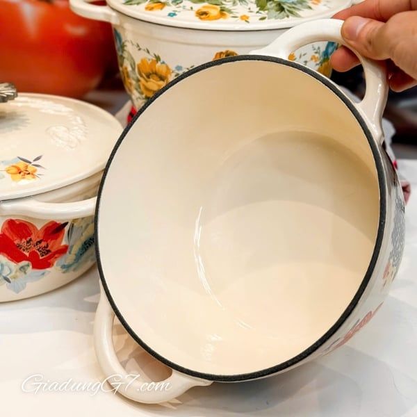 Nồi gang tráng men Pioneer Woman Rose Shadow 21cm/ 25cm Tay cầm tích hợp với thiết kế tiện dụng đảm bảo dễ dàng cầm nắm và vận chuyển.