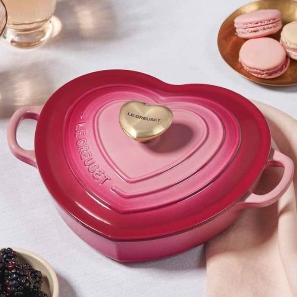 Nồi gang Le Creuset bằng gang kiểu cổ điển hình trái tim, tay cầm hình trái tim màu vàng nhạt, đường kính 20cm, màu quả mọng.
