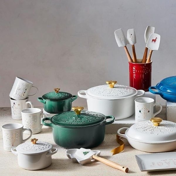 Nồi gang tròn Le Creuset Noel 24cm được chế tác chuyên nghiệp từ gang tráng men và hoàn thiện với một nút màu vàng trang nhã.