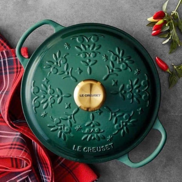 Nồi gang tròn Le Creuset Noel 24cm màu xanh hình cây thông Noel chắc chắn sẽ mang lại niềm vui cho căn bếp và bàn ăn của bạn trong mùa lễ hội này.