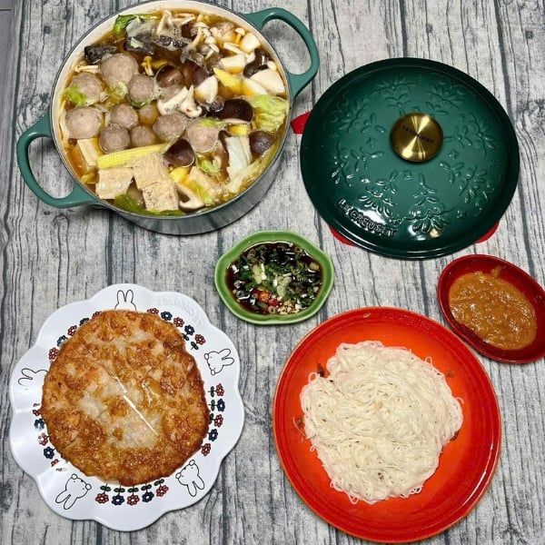 Nồi gang tròn Le Creuset Noel 24cm màu xanh hình cây thông Noel Khả năng giữ nhiệt vượt trội giúp giữ ấm hoặc giữ lạnh thức ăn khi phục vụ.