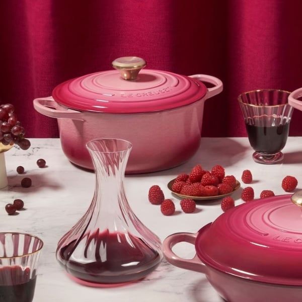 Nồi gang tròn Le Creuset Signature 18cm màu hồng dâu Ombre dùng để hầm, nướng thịt, rau củ