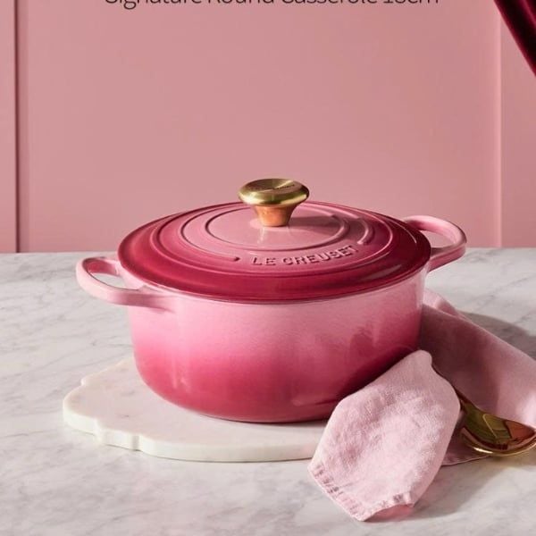 Nồi gang tròn Le Creuset Signature 18cm màu hồng dâu Ombre có lớp tráng men cứng cáp cả bên trong và bên ngoàiệt được phân phối tối ưu từ sàn lên tường và được lưu trữ trong thời gian dài.