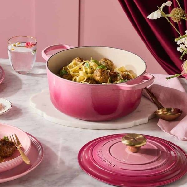 Nồi gang của Le Creuset đặc biệt tiết kiệm năng lượng vì nhiệt được phân phối tối ưu từ sàn lên tường và được lưu trữ trong thời gian dài.