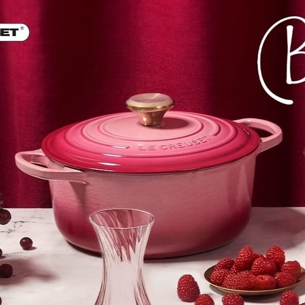 Nồi gang tròn Le Creuset Signature 18cm màu hồng dâu Ombre có Tay cầm lớn giúp cầm nắm chắc chắn