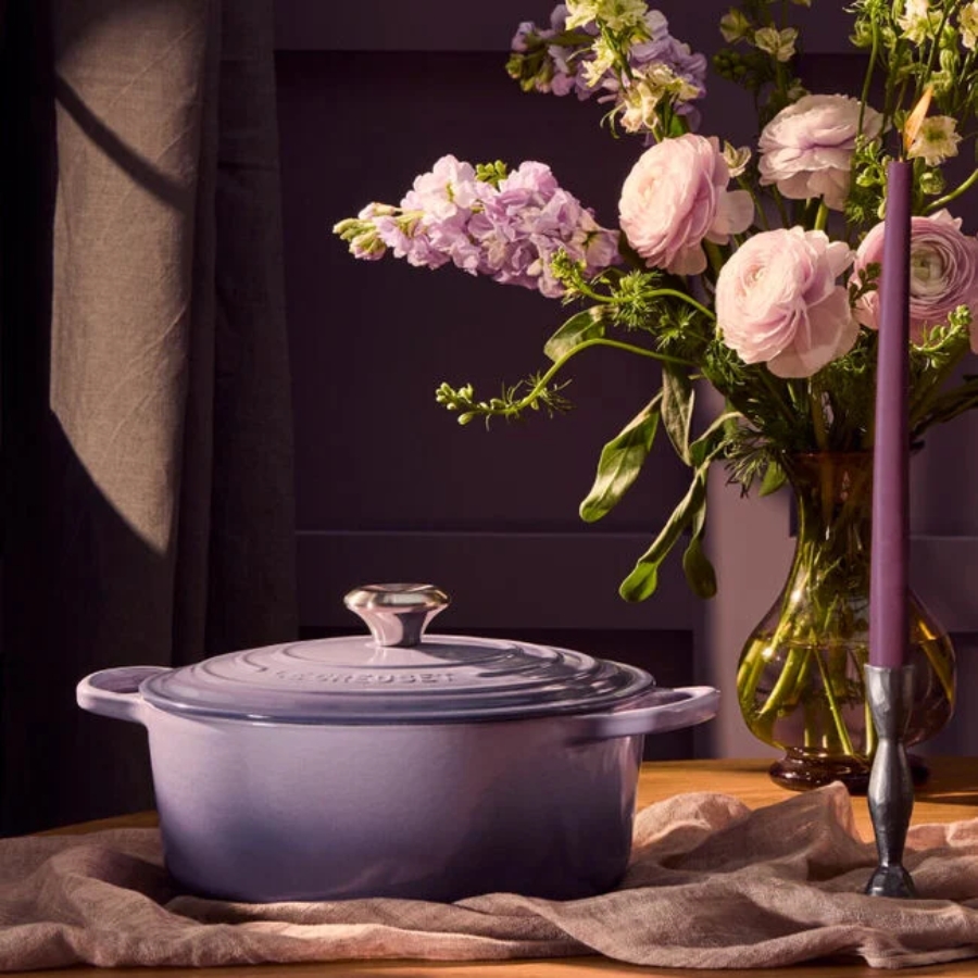 Nồi gang tròn Le Creuset Signature 18cm màu tím&nbsp;với Nội thất tráng men cường lực để làm sạch dễ dàng