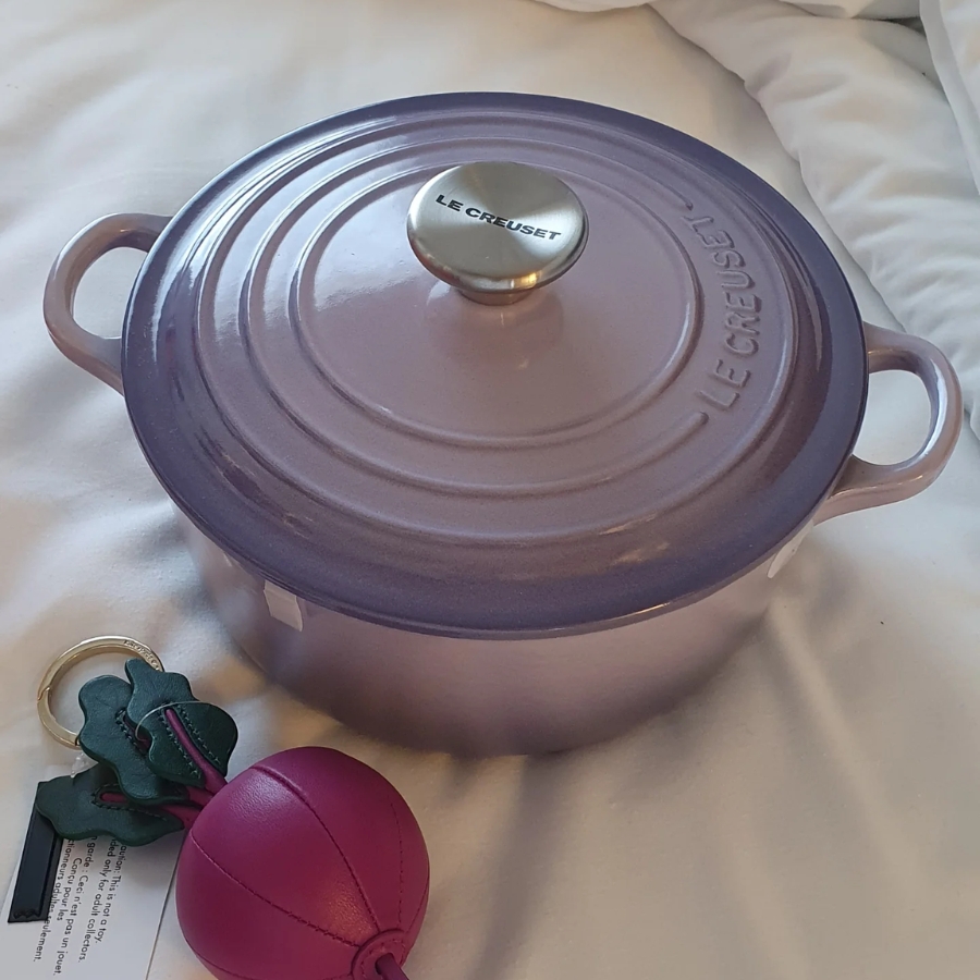 Nồi gang tròn Le Creuset Signature 18cm&nbsp;không chỉ có thể được sử dụng trên bếp và trong lò nướng