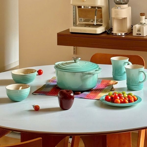 Nồi gang tròn Le Creuset Signature 20cm&nbsp;không chỉ có thể được sử dụng trên bếp và trong lò nướng