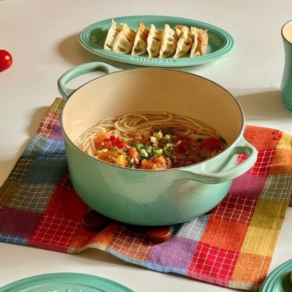 Nồi gang tròn Le Creuset Signature 20cm màu xanh mint bạc hà&nbsp;với Nội thất tráng men cường lực để làm sạch dễ dàng