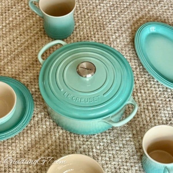 Nồi gang tròn Le Creuset Signature 20cm màu xanh mint bạc hà Đường kính 20cm / 2,4 lít