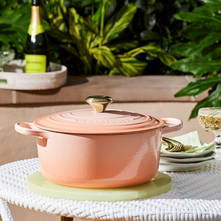Nồi gang tròn Le Creuset Signature 24cm màu peche&nbsp;- Thiết kế bằng gang tráng men lưu giữ nhiệt cao giúp cho thức ăn luôn nóng hổi.