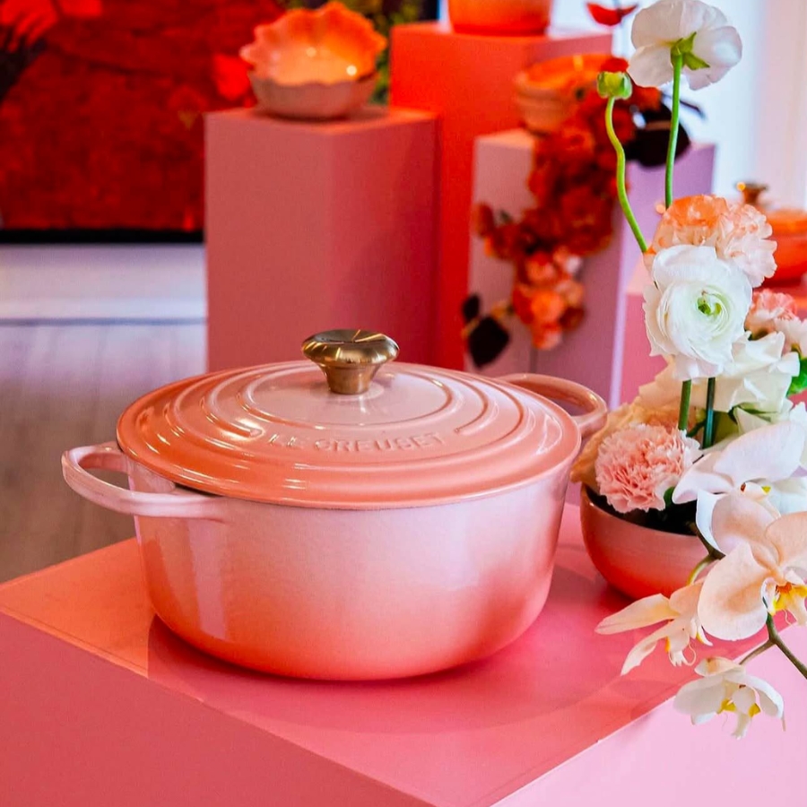Nồi gang tròn Le Creuset Signature 24cm màu đào peche&nbsp;đảm bảo phân phối nhiệt tốt khắp chảo, nhờ đó bạn cũng có thể chế biến món hầm thơm ngon ở nhiệt độ thấp