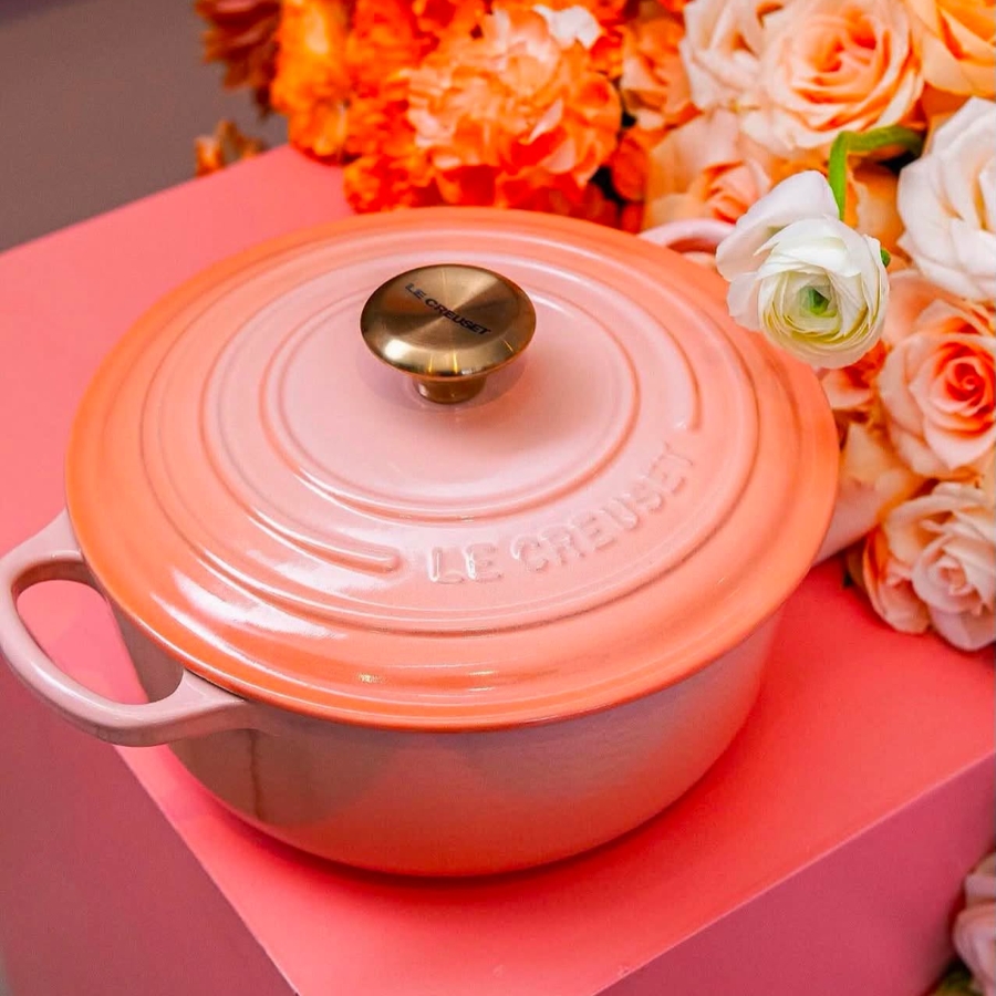 Nồi gang tròn Le Creuset Signature 24cm - 4.2L Màu Peche&nbsp;là một tác phẩm ẩm thực cổ điển