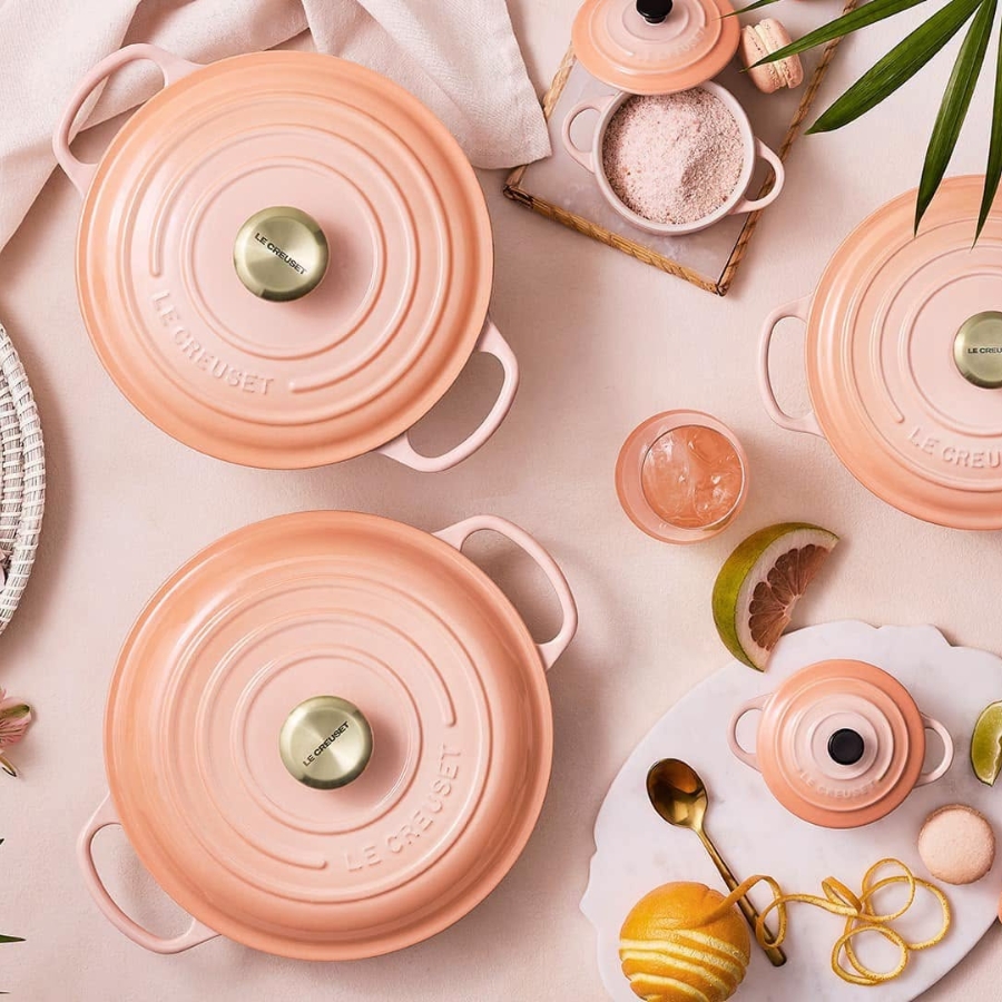 Nồi gang tròn Le Creuset Signature 24cm màu đào peche&nbsp;- Sử dụng được với các loại bếp, bao gồm cả bếp cảm ứng.