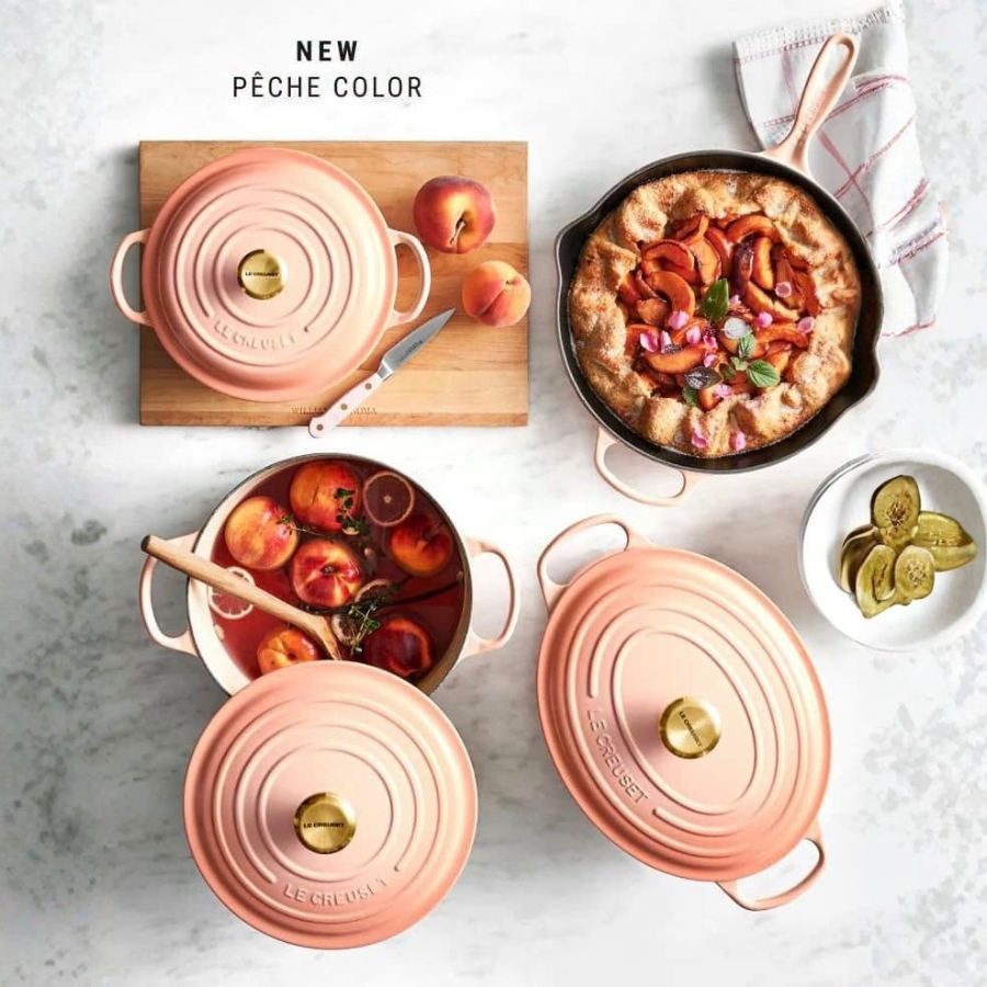 Nồi gang tròn Le Creuset Signature 24cm/ 4.2L màu đào peche Lớp men bên ngoài nhiều màu sắc có khả năng chống sứt mẻ và nứt