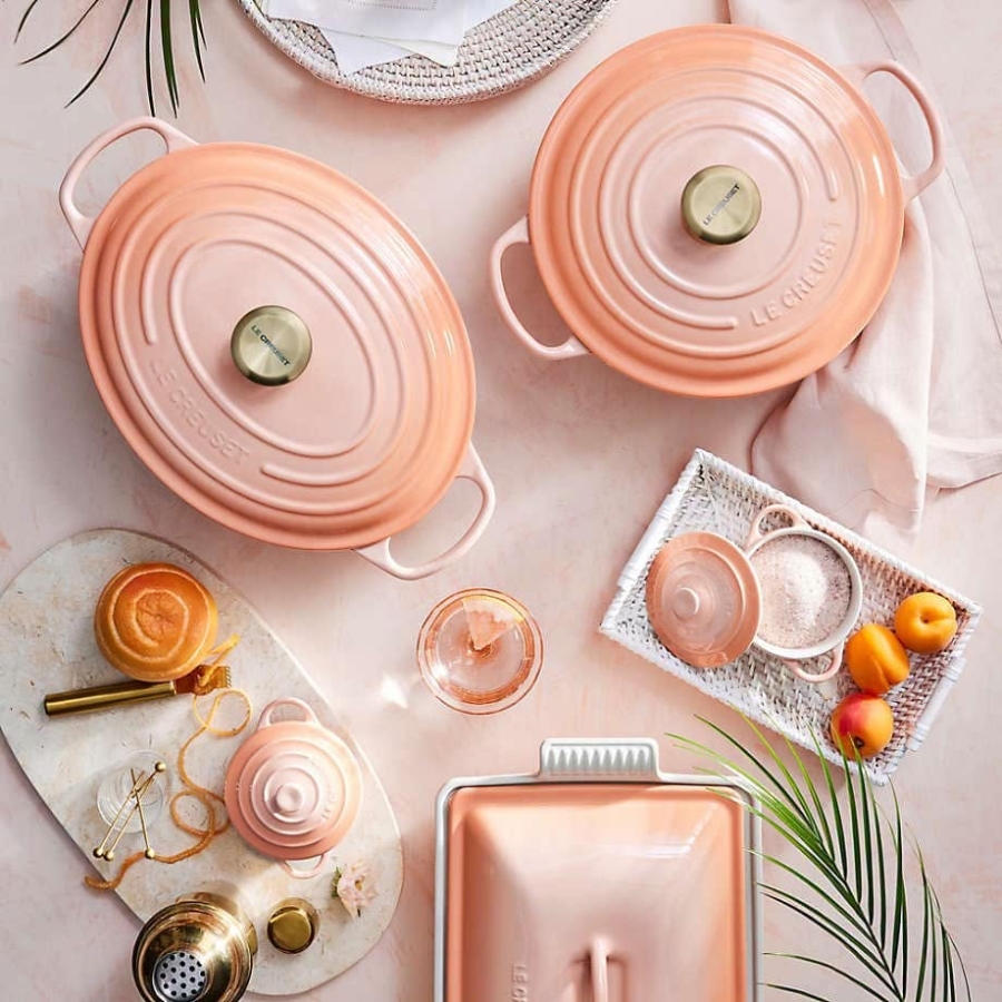 Nồi gang tròn Le Creuset Signature 24cm màu đào peche&nbsp;với&nbsp;Bề mặt tráng men thủy tinh an toàn, hợp vệ sinh và chống axit, cũng thích hợp để đựng thực phẩm sống hoặc chín và để ướp