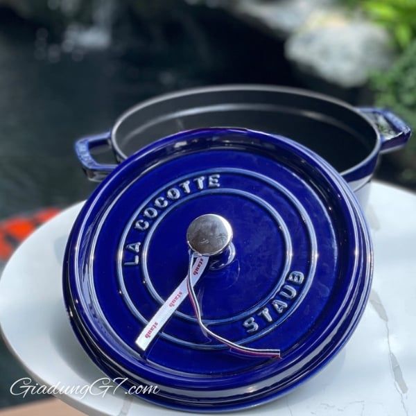 Nồi gang tròn Staub&nbsp;Xanh Dark Blue hoàn hảo cho hai người, lý tưởng để chế biến các món hầm, nướng, gia cầm và thậm chí cả bánh mì
