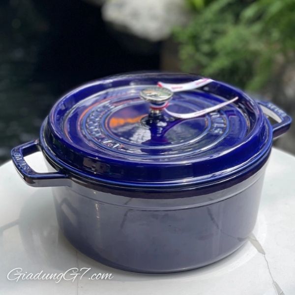 Nồi gang tròn Staub&nbsp;Xanh Dark Blue Núm nắp làm bằng đồng thau, chịu nhiệt lên đến 250°C