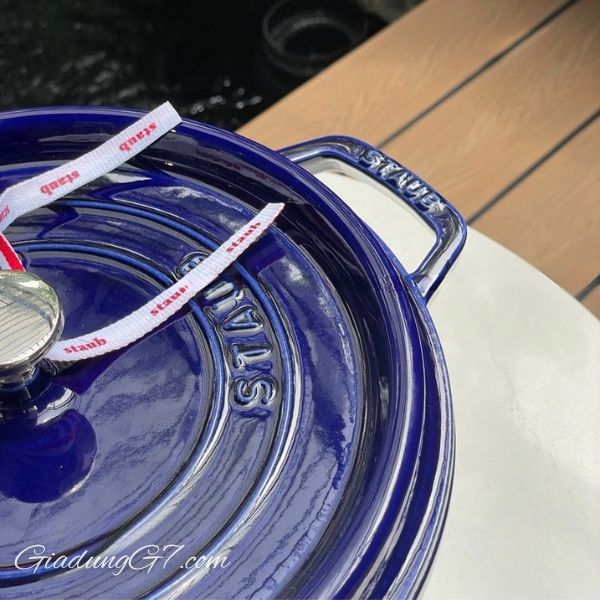 Nồi gang tròn Staub&nbsp;Xanh Dark Blue Lớp tráng men bền bỉ, chống dính