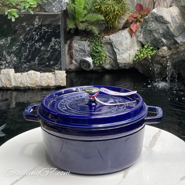 Nồi gang tròn Staub 20cm với Nắp đã được cấp bằng sáng chế có các gờ thu gom nước ngưng tụ và làm cho nước 'đọng' trở lại thức ăn của bạn, tạo ra hiệu ứng tự đông lại giúp giữ ẩm đặc biệt tốt