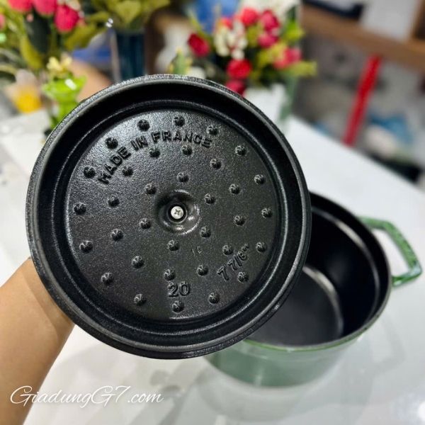 Nồi gang tròn Staub 20cm sử dụng cho nấu súp, món hầm, cà ri, nước sốt, nấu chậm, nướng bánh mì, v.v.