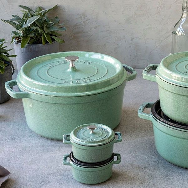 Nồi gang tròn Staub 20cm màu xanh sage An toàn, chống nóng, giữ hương vị của thực phẩm