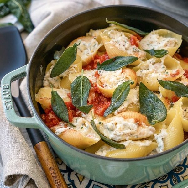 Nồi gang tròn Staub 20cm màu xanh sage Lớp tráng men bền bỉ, chống dính