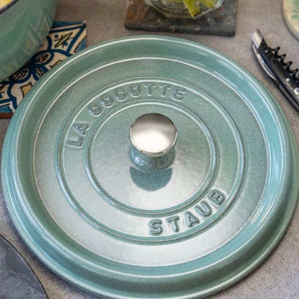 Nồi gang tròn Staub 20cm màu xanh sage Nắp tự đục lỗ mưa